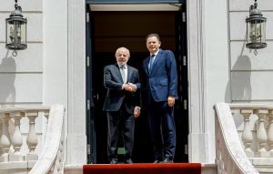 Lula posa para fotos ao lado do primeiro-ministro português Luís Montenegro | Foto: Ricardo Stuckert/ Presidência da República