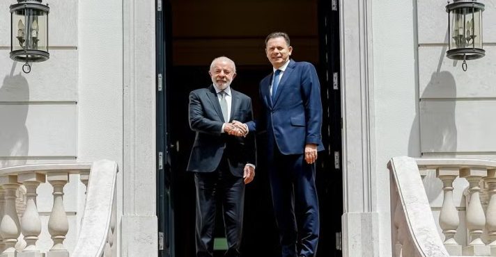 Lula posa para fotos ao lado do primeiro-ministro português Luís Montenegro | Foto: Ricardo Stuckert/ Presidência da República