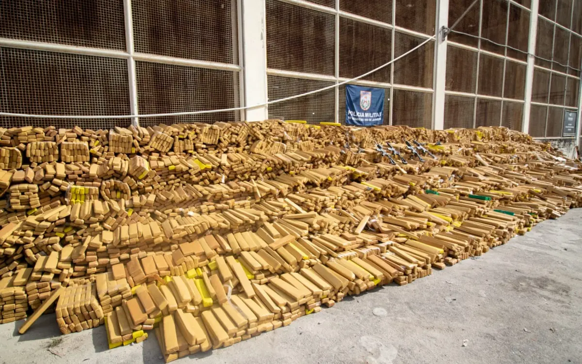 PM apreende quase 50 toneladas de maconha em bunker no RJ