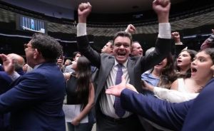 Odair Cunha comemora a aprovação de sua indicação ao TCU | Foto: Bruno Spada/Câmara dos Deputados
