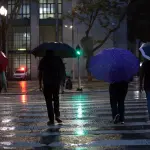 pessoas com guarda-chuva