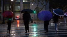 pessoas com guarda-chuva