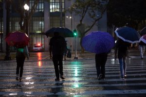 pessoas com guarda-chuva