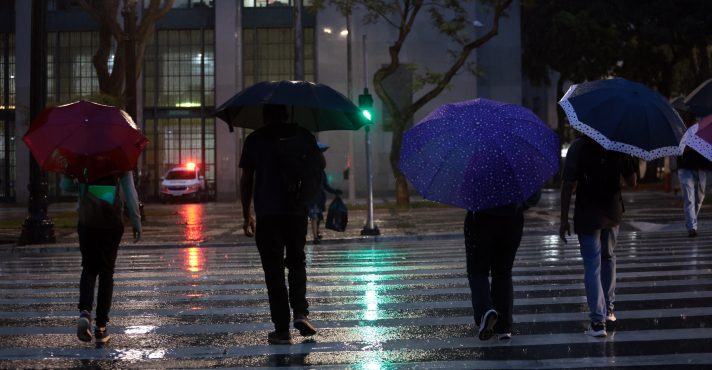 pessoas com guarda-chuva