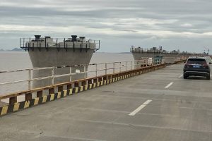 Navio com 800 t de equipamentos vem da China para obra de ponte em Salvador