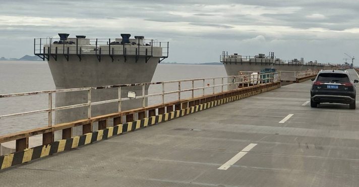 Navio com 800 t de equipamentos vem da China para obra de ponte em Salvador