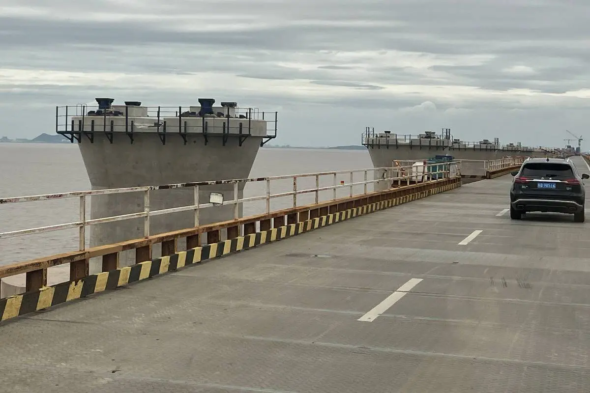 Navio com 800 t de equipamentos vem da China para obra de ponte em Salvador