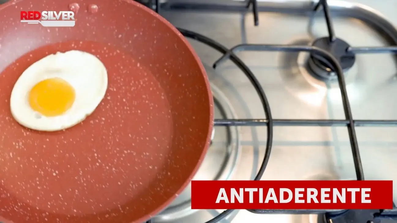 Ovo cozinhando sem óleo em panela antiaderente