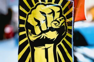 Ilustração de punho cerrado em cartaz representando resistência, protesto e movimento social