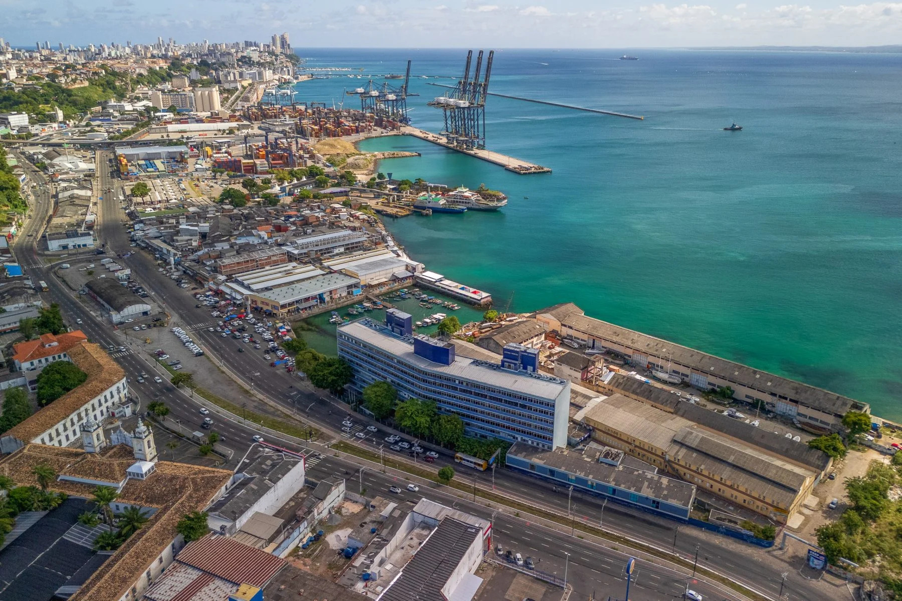 Navio traz 800 t de equipamentos da China para construção de ponte em Salvador