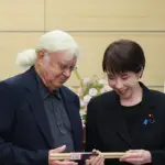 A primeira-ministra do Japão, Sanae Takaichi, se encontra com o Deep Purple | Foto: Divulgação/Deep Purple
