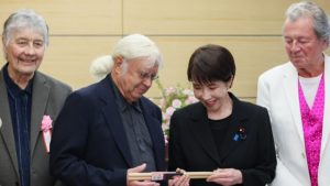 A primeira-ministra do Japão, Sanae Takaichi, se encontra com o Deep Purple | Foto: Divulgação/Deep Purple