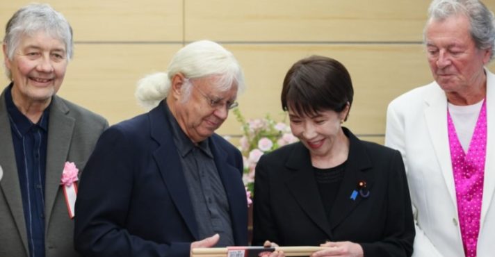 A primeira-ministra do Japão, Sanae Takaichi, se encontra com o Deep Purple | Foto: Divulgação/Deep Purple