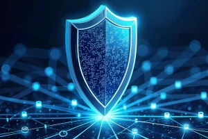 Escudo digital com código representando proteção de dados e cibersegurança em rede