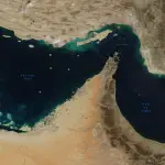 Estreito de Ormuz, um estreito entre o Golfo Pérsico e o Golfo de Omã, visto do espaço (elementos desta imagem fornecidos pela NASA) | Foto: Shutterstock irã