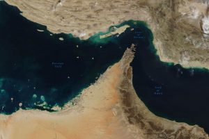 Estreito de Ormuz, um estreito entre o Golfo Pérsico e o Golfo de Omã, visto do espaço (elementos desta imagem fornecidos pela NASA) | Foto: Shutterstock irã