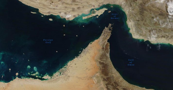 Estreito de Ormuz, um estreito entre o Golfo Pérsico e o Golfo de Omã, visto do espaço (elementos desta imagem fornecidos pela NASA) | Foto: Shutterstock irã