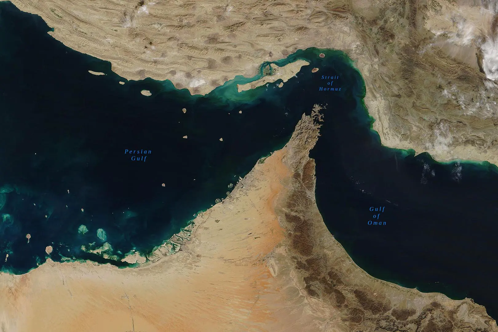 Estreito de Ormuz, um estreito entre o Golfo Pérsico e o Golfo de Omã, visto do espaço (elementos desta imagem fornecidos pela NASA) | Foto: Shutterstock irã