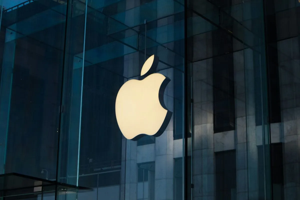 Logo da Apple iluminado em fachada de loja moderna de tecnologia
