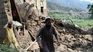 Morador caminha entre escombros depois de terremoto na região de Badakhshan, no Afeganistão | Foto: Bakhtar News Agency/Divulgação