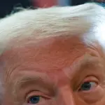 Trump observa o Salão Oval, na Casa Branca, em Washington, DC, EUA - 30/1/2026 | Foto: Kevin Lamarque/Reuters