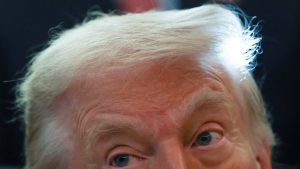 Trump observa o Salão Oval, na Casa Branca, em Washington, DC, EUA - 30/1/2026 | Foto: Kevin Lamarque/Reuters