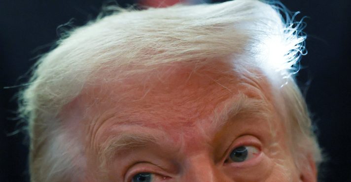 Trump observa o Salão Oval, na Casa Branca, em Washington, DC, EUA - 30/1/2026 | Foto: Kevin Lamarque/Reuters