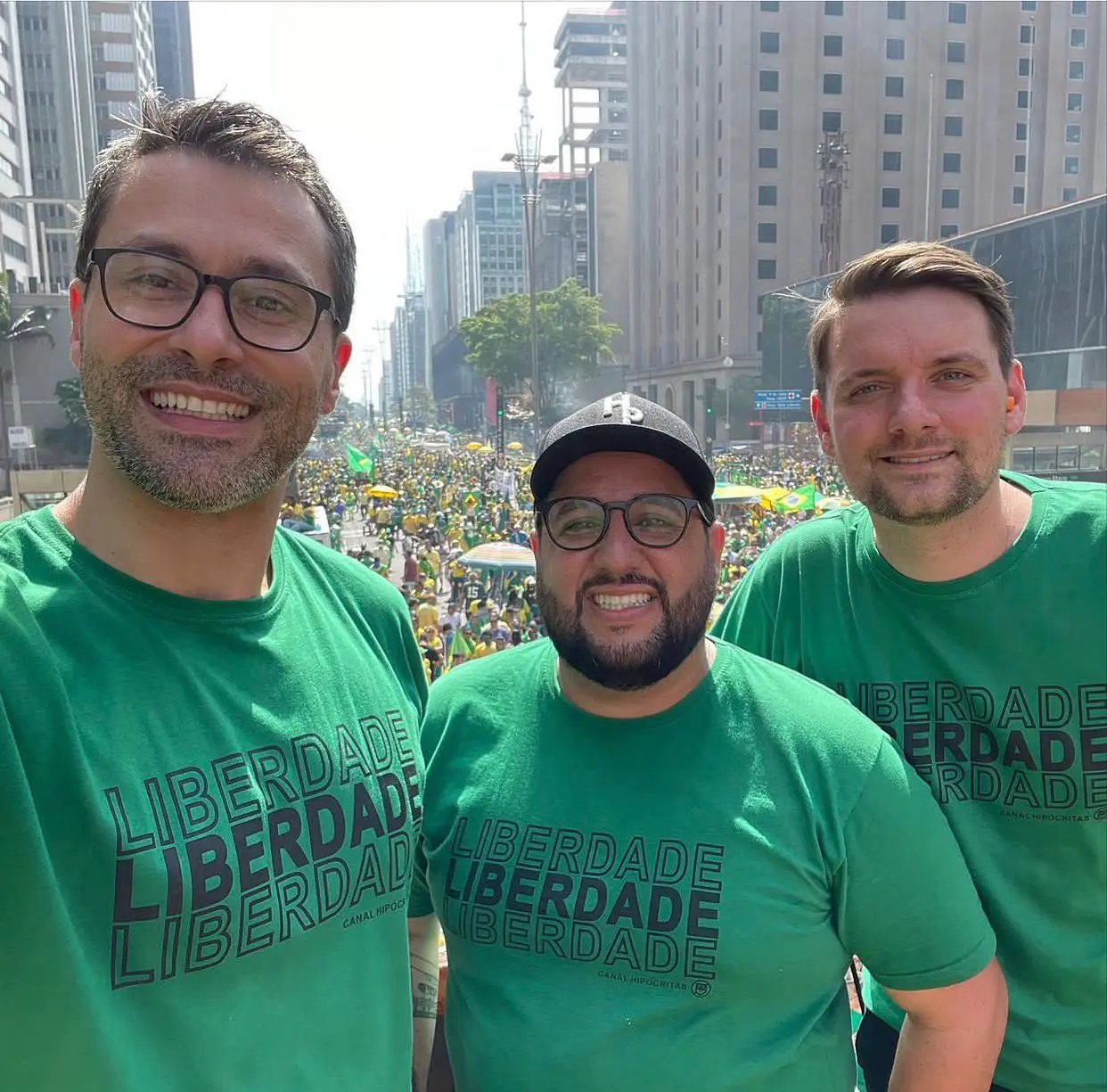 Bismark Fugazza (à dir.), junto de integrantes do Canal Hipócritas