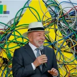 Presidente da República, Luiz Inácio Lula da Silva, durante assinatura da Medida Provisória referente ao Novo Desenrola Brasil, no Palácio do Planalto. Brasília - DF (4/5/26) | Foto: Montagem Revista Oeste/Ricardo Stuckert/PR/IA