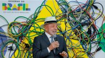 Presidente da República, Luiz Inácio Lula da Silva, durante assinatura da Medida Provisória referente ao Novo Desenrola Brasil, no Palácio do Planalto. Brasília - DF (4/5/26) | Foto: Montagem Revista Oeste/Ricardo Stuckert/PR/IA