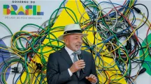 Presidente da República, Luiz Inácio Lula da Silva, durante assinatura da Medida Provisória referente ao Novo Desenrola Brasil, no Palácio do Planalto. Brasília - DF (4/5/26) | Foto: Montagem Revista Oeste/Ricardo Stuckert/PR/IA