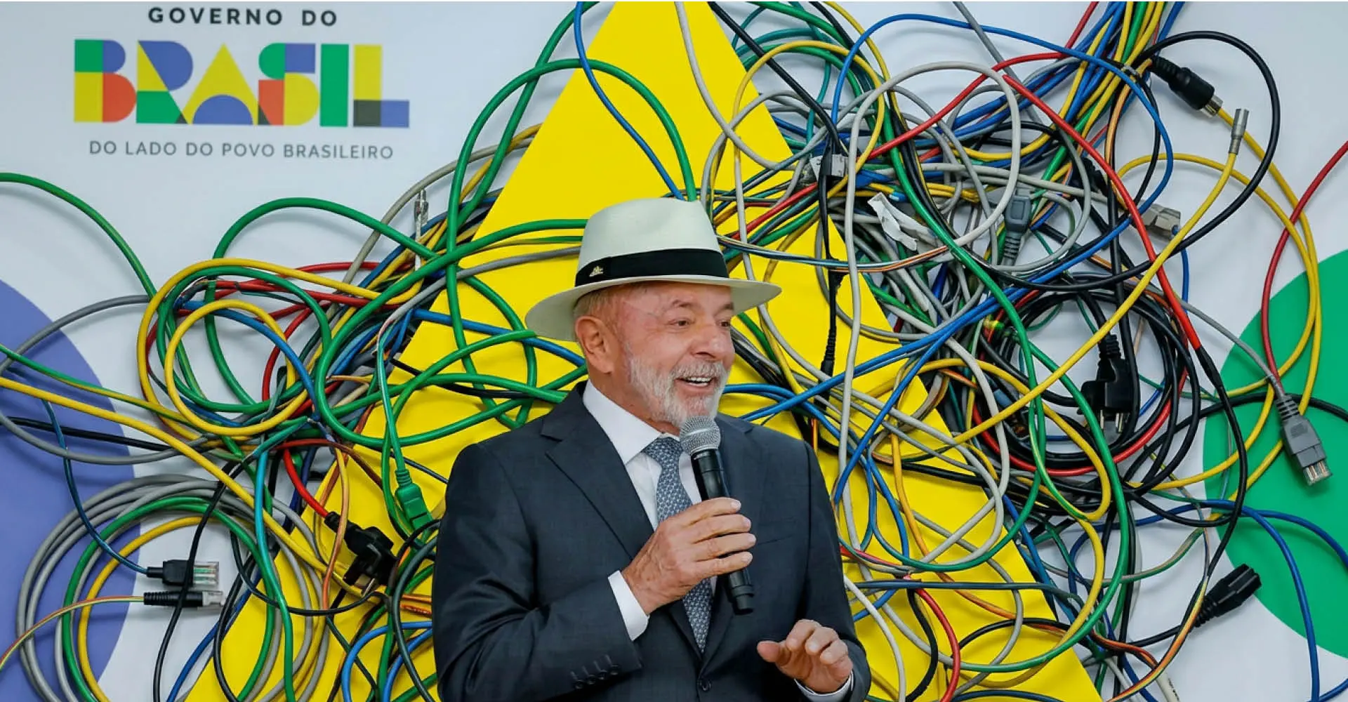 Presidente da República, Luiz Inácio Lula da Silva, durante assinatura da Medida Provisória referente ao Novo Desenrola Brasil, no Palácio do Planalto. Brasília - DF (4/5/26) | Foto: Montagem Revista Oeste/Ricardo Stuckert/PR/IA