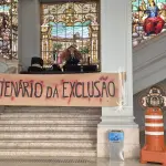 Faixa na escadaria da São Francisco, bloqueada com piquete formado por cadeiras USP