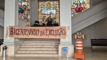 Faixa na escadaria da São Francisco, bloqueada com piquete formado por cadeiras USP