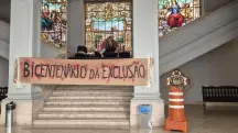Faixa na escadaria da São Francisco, bloqueada com piquete formado por cadeiras USP