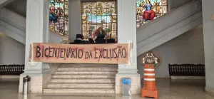 Faixa na escadaria da São Francisco, bloqueada com piquete formado por cadeiras USP