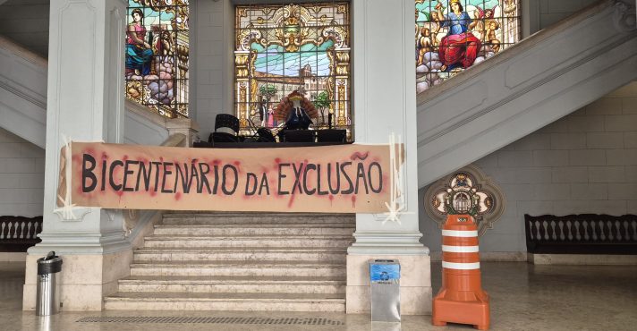 Faixa na escadaria da São Francisco, bloqueada com piquete formado por cadeiras