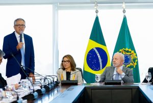 Presidente da República, Luiz Inácio Lula da Silva, durante Sanção do Projeto de Lei nº 2.120, de 2022, que institui o Dia Nacional em Memória das Vítimas da Covid-19, no Palácio do Planalto, em Brasília | Foto: Wallison Breno/PR