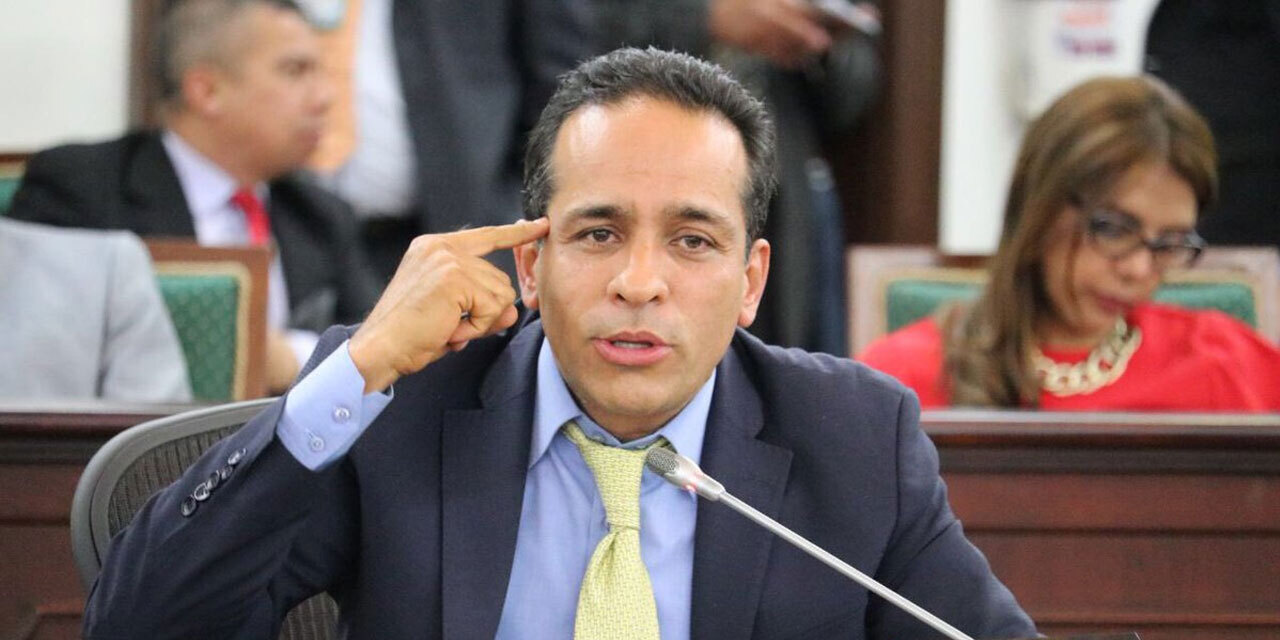 Carro de senador na Colômbia é alvo de tiros a 2 semanas de eleições