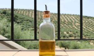 Mais uma marca de azeite tem comercialização suspensa por adulteração, segundo análise do governo | Foto: Rosalerosa/Freepik