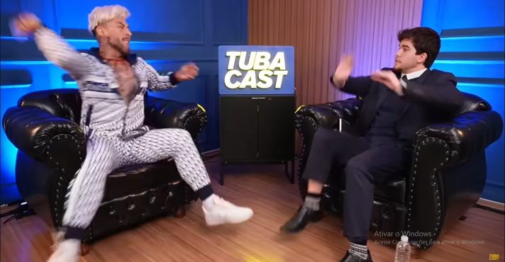 Momento em que influenciador de esquerda perde o controle e parte para a agressão contra católico | Foto: Reprodução/YouTube/Tubacast