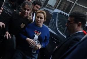 Deolane é conduzida por policias | Foto: Reprodução/X
