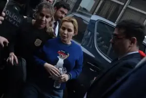 Deolane é conduzida por policias | Foto: Reprodução/X