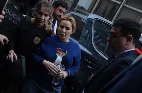 Deolane é conduzida por policias | Foto: Reprodução/X