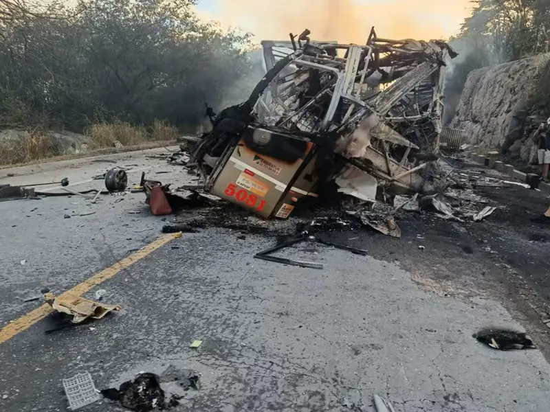 Ferragens dos veículos envolvidos no acidente