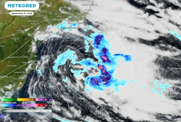 Previsão de ventos e chuva na quarta-feira mostra um ciclone se formando sobre o oceano Atlântico, próximo à costa do Brasil, impulsionando uma massa de ar polar
