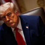 Trump participa de uma reunião no gabinete da Casa Branca em Washington, DC - 27/5/2026 | Foto: Samuel Corum/Sipa USA/Reuters