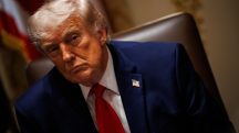 Trump participa de uma reunião no gabinete da Casa Branca em Washington, DC - 27/5/2026 | Foto: Samuel Corum/Sipa USA/Reuters
