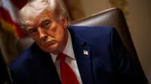 Trump participa de uma reunião no gabinete da Casa Branca em Washington, DC - 27/5/2026 | Foto: Samuel Corum/Sipa USA/Reuters