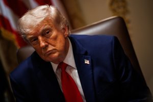 Trump participa de uma reunião no gabinete da Casa Branca em Washington, DC - 27/5/2026 | Foto: Samuel Corum/Sipa USA/Reuters
